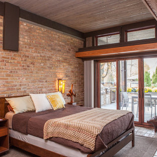 Eklektisches Schlafzimmer mit Backsteinboden und brauner Wandfarbe in Chicago