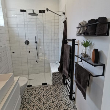Badumbau in Ahrensburger Villa, ein Traum in Schwarz und Weiß, Retro Chic