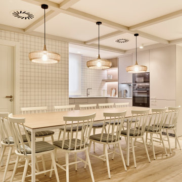 Diseño interior de cocina comedor en tonos claros