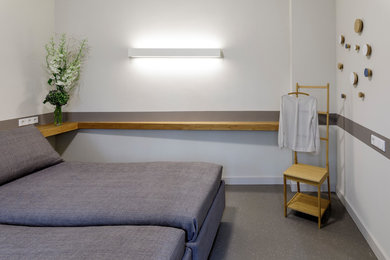 Mittelgroßes Nordisches Hauptschlafzimmer ohne Kamin mit weißer Wandfarbe, Linoleum und beigem Boden in Berlin