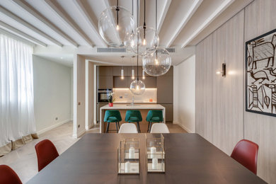 Foto di una grande sala da pranzo aperta verso il soggiorno design con pareti bianche, parquet chiaro e pavimento beige