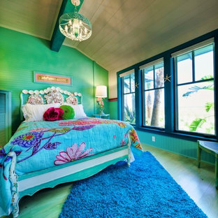 Cette image montre une chambre bohème avec un sol en bois peint et un sol turquoise.