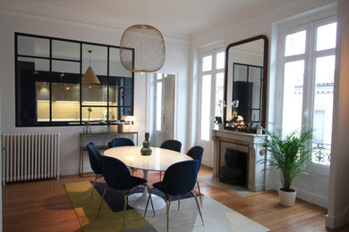 Cette image montre une grande salle à manger design.