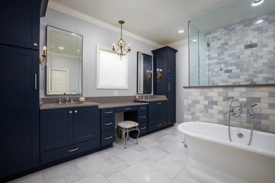 Imagen de cuarto de baño principal y doble con bañera exenta y ducha con puerta con bisagras