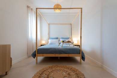 Imagen de dormitorio principal y beige y blanco marinero de tamaño medio sin chimenea con paredes blancas, suelo de baldosas de cerámica, suelo beige y panelado
