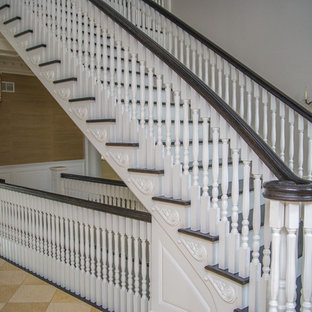 Bild på en stor eklektisk foajé, med vita väggar och linoleumgolv