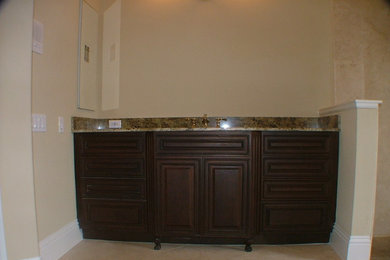 Modelo de cuarto de baño principal pequeño con armarios con paneles con relieve