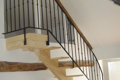 Inspiration for a modern staircase in Rennes.