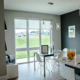 シーダーラピッズの小さいコンテンポラリースタイルのLDKの画像 (グレーの壁、無垢フローリング、暖炉なし、茶色い床)