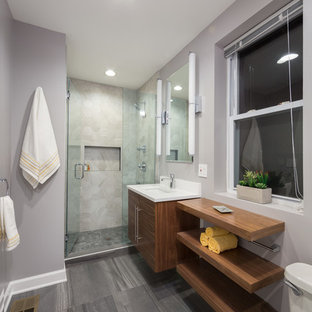Esempio di una stanza da bagno padronale contemporanea di medie dimensioni con ante lisce, ante in legno scuro, doccia alcova, WC monopezzo, piastrelle multicolore, piastrelle a mosaico, pareti grigie, pavimento in marmo, lavabo sottopiano e top in pietra calcarea