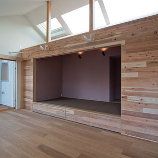 Inspiration för små moderna allrum med öppen planlösning, med lila väggar, tatamigolv och brunt golv