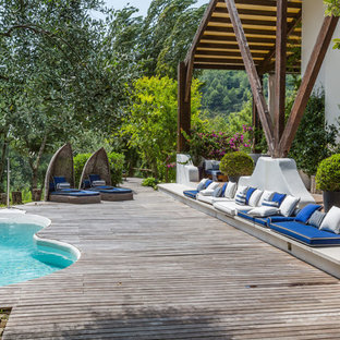 Mediterraner Pool hinter dem Haus in runder Form mit Dielen in Bologna