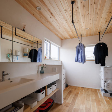 洗面所・ランドリースペース：2階 来客や天候を気にせず、気ままに使えるランドリースペース。 アイカ工業の白の洗面台を採用。 洗面台の下には可動棚と、鏡の中にも収