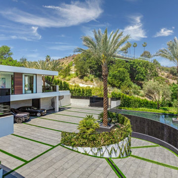 Bundy Drive Brentwood, Los Angeles modern luxury home with circular driveway des