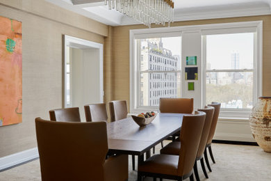 Idee per una grande sala da pranzo aperta verso il soggiorno classica con pareti beige, parquet scuro, pavimento beige, soffitto a cassettoni e carta da parati