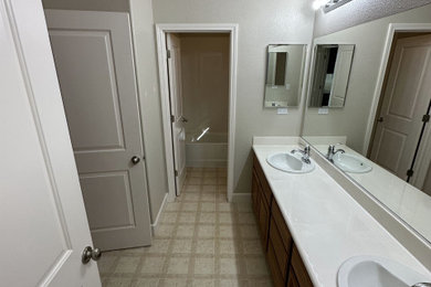 Inspiration for a modern bathroom remodel in Sacramento