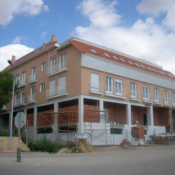 Edificio 19 viviendas, 4 locales comerciales y 15 plazas de garaje 2.208,26 m2.