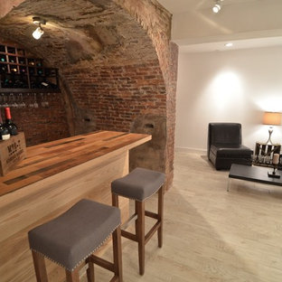 ボストンの小さいラスティックスタイルのおしゃれな着席型バー (木材カウンター、赤いキッチンパネル、レンガのキッチンパネル、淡色無垢フローリング、ベージュの床) の写真