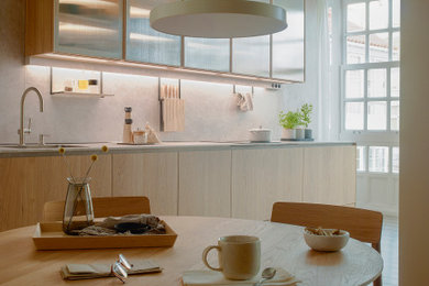 Una cocina en madera integrada en la zona de día