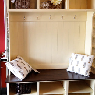 Создайте стильный интерьер: тамбур среднего размера в современном стиле с бежевыми стенами, полом из сланца и черным полом - последний тренд