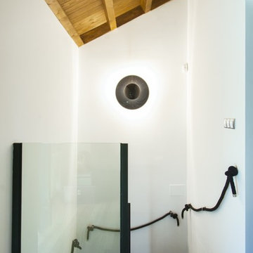 Decoración de una casa en el campo con mucho arte
