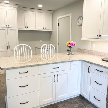 G-Shaped Kitchen in Linen White Cabinet