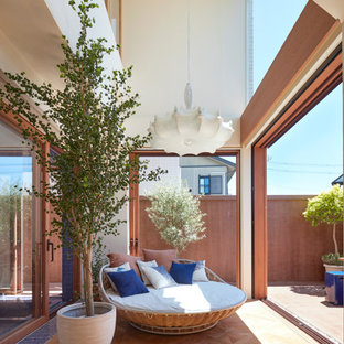 Mediterraner Wintergarten mit braunem Holzboden, normaler Decke und braunem Boden in Osaka