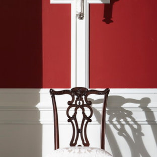 Неиссякаемый источник вдохновения для домашнего уюта: гостиная-столовая среднего размера в стиле фьюжн с красными стенами, темным паркетным полом и коричневым полом