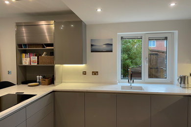 High Gloss Gravel Handleless Kitchen with White and Grey Solid Surface Tops