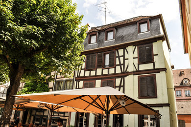 Parasols géants sur terrasse du Restaurant Petite Cocotte à Strasbourg (Dept.67)