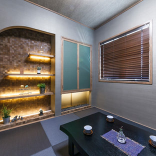 他の地域のアジアンスタイルのおしゃれな独立型ダイニング (グレーの壁、カーペット敷き、青い床) の写真