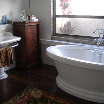 Bathroom with pedestal sinks