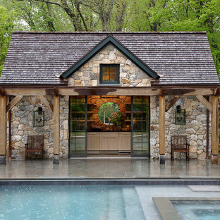 ニューヨークの中サイズの長方形ラスティックスタイルのおしゃれなプールハウスの写真