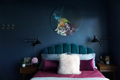 Modelo de dormitorio principal bohemio pequeño con paredes azules, moqueta y suelo beige