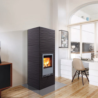 Ejemplo de despacho escandinavo, grande, con estufa de leña