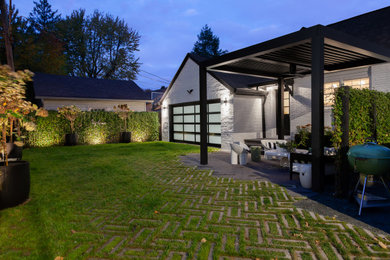 Idee per un giardino classico esposto a mezz'ombra dietro casa con pavimentazioni in pietra naturale e recinzione in legno