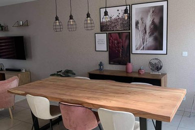 Cette image montre une salle à manger ouverte sur le salon design de taille moyenne avec un mur beige, aucune cheminée, un sol beige et du papier peint.