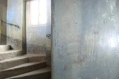 Cage escalier peinte à la chaux refaite à l'identique