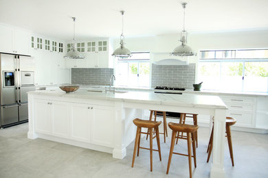 Inspiration for a large traditional kitchen in Gold Coast - Tweed.