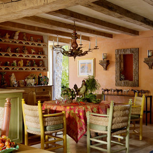 Mediterrane Wohnküche mit oranger Wandfarbe in San Francisco