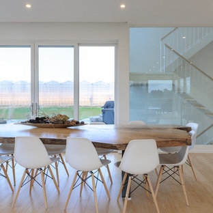 オタワの中サイズのモダンスタイルのLDKの画像 (白い壁、淡色無垢フローリング、ベージュの床)