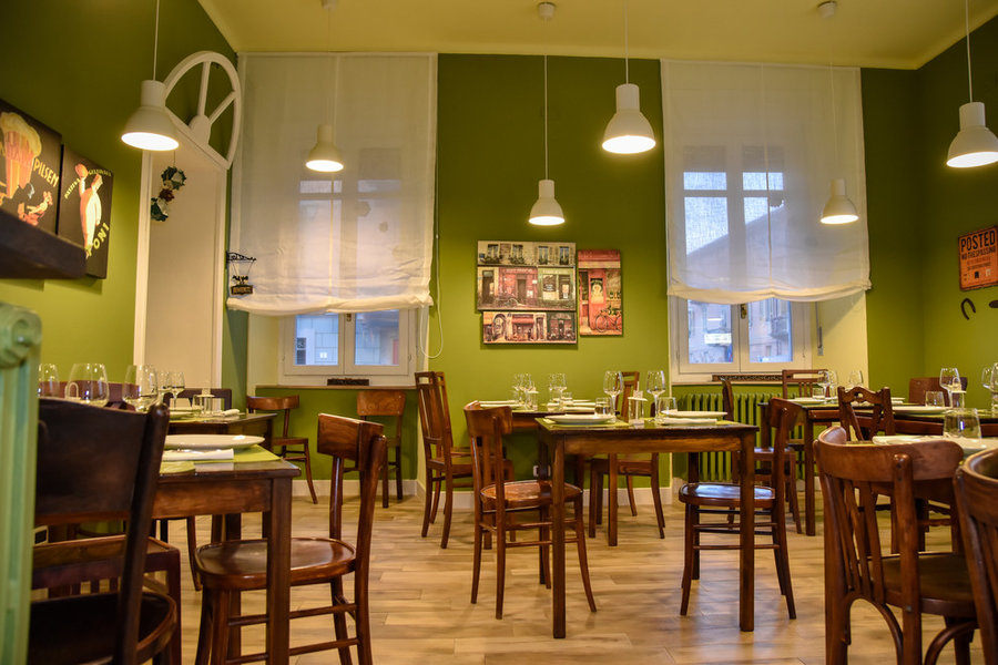 Relooking di ristorante rustico-chic verde oliva