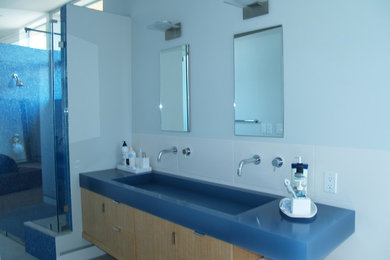 Bathroom - modern bathroom idea in Los Angeles