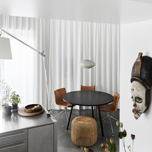 オーフスの中サイズのコンテンポラリースタイルのLDKの画像 (白い壁、グレーの床)