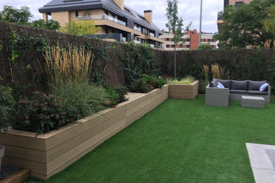 Jardinera de obra con banco y madera tecnológica