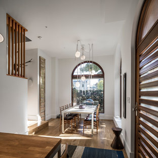 Foto di una piccola sala da pranzo minimal con parquet chiaro
