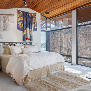 Foto di una grande camera matrimoniale etnica con pareti bianche, moquette e pavimento bianco