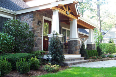 Inspiration for a craftsman front porch remodel in New York