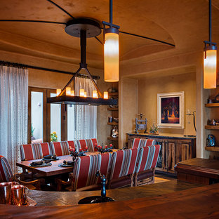 Aménagement d'une grande salle à manger sud-ouest américain fermée avec un mur beige et un sol en bois clair.