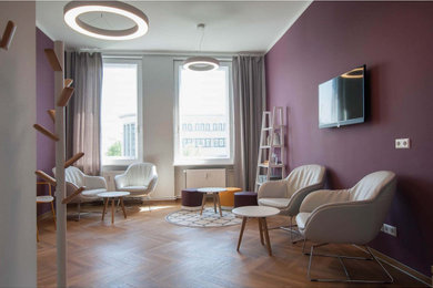 Mittelgroßes Modernes Wohnzimmer mit lila Wandfarbe und dunklem Holzboden in Sonstige